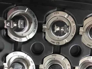 stampante a getto d'inchiostro portatile su componente metallico